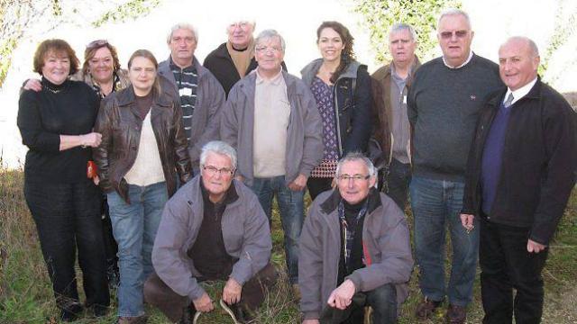 Laetitia Scuiller (4e  partir de la droite), la prsidente des Amis du Corbeau des mers, avec des reprsentants de l'association, de l'quipage et du muse de la Rsistance de Saint-Marcel.