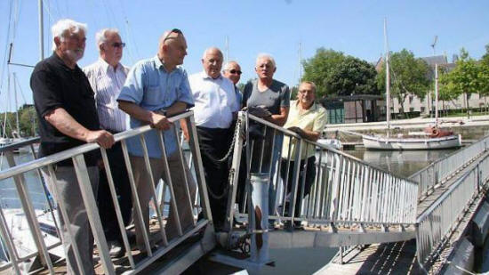 Hier, plusieurs responsables d'associations oeuvrant pour le patrimoine maritime ont remis des chques aux Amis du Corbeau des mers.